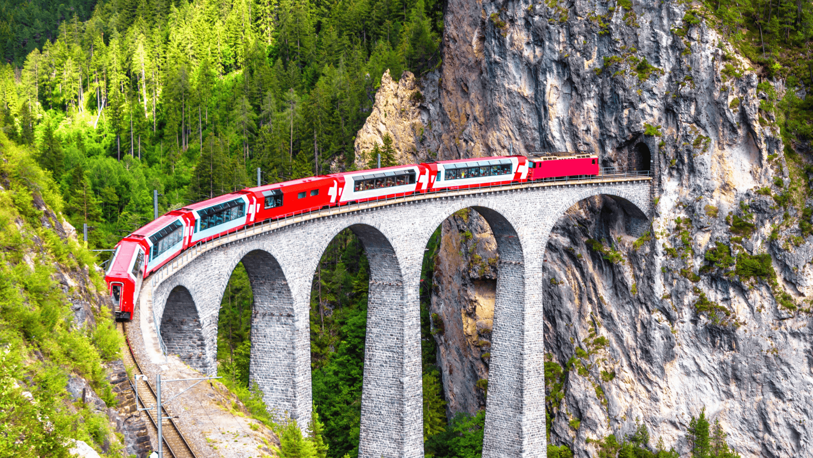 Schweiz på skinner: Komfort, natur og udsigter i verdensklasse